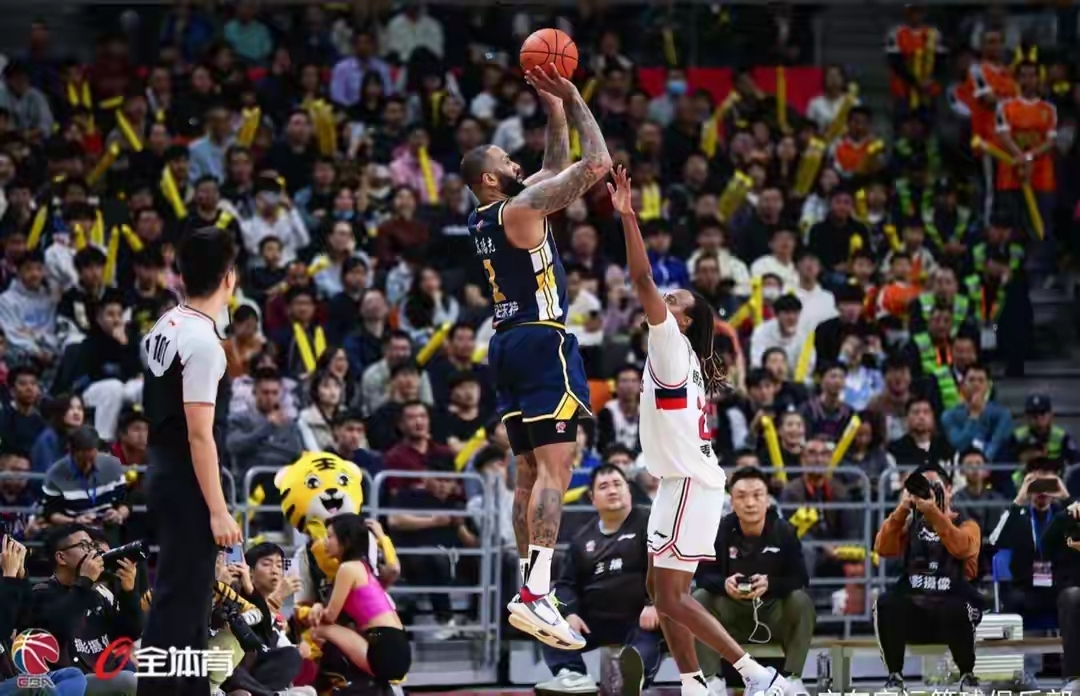 爱游戏入口-强队对决场面火爆，精彩瞬间不容错过的简单介绍