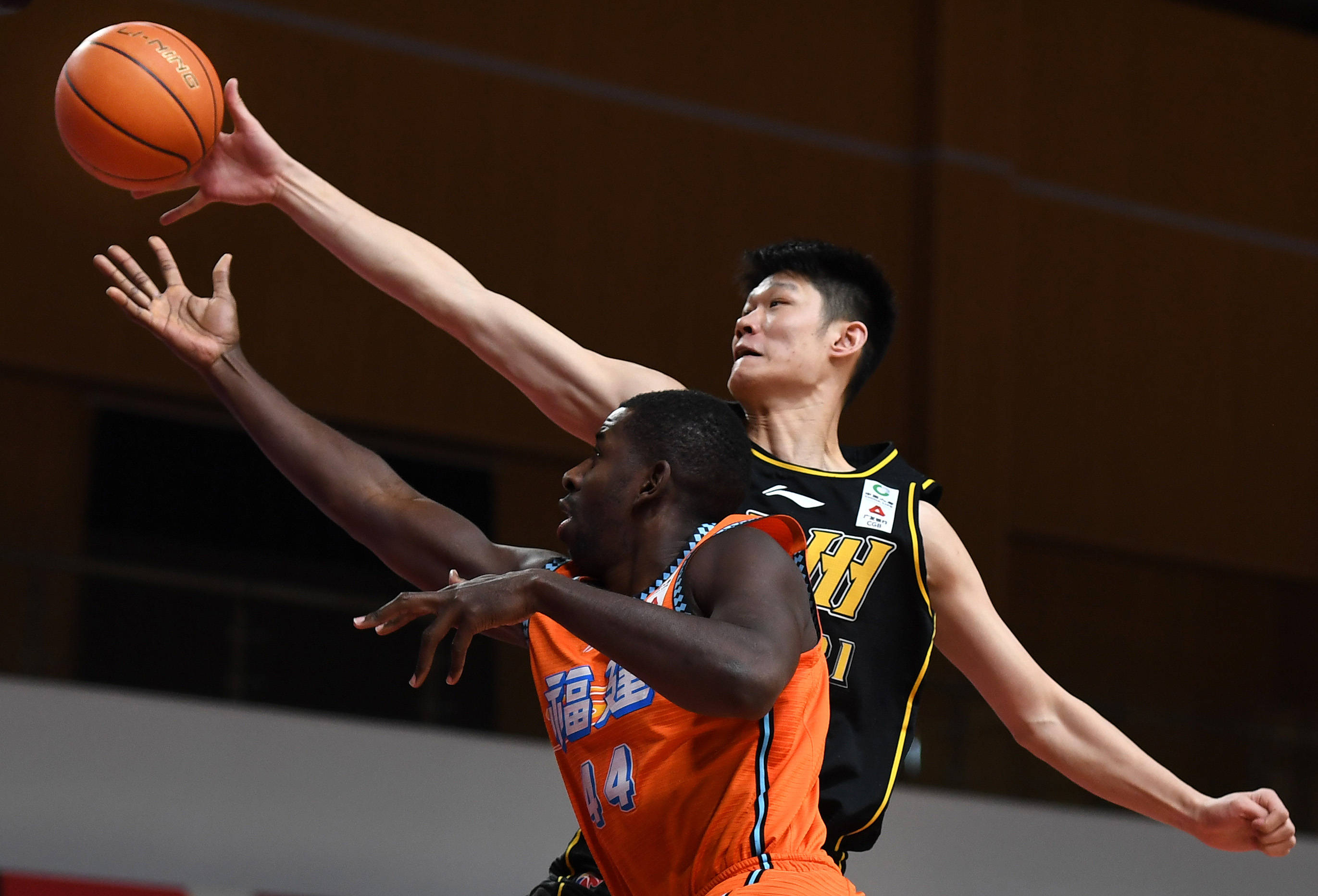 爱游戏官方登录入口-包含上海派出新锐球员，力克江苏队的词条