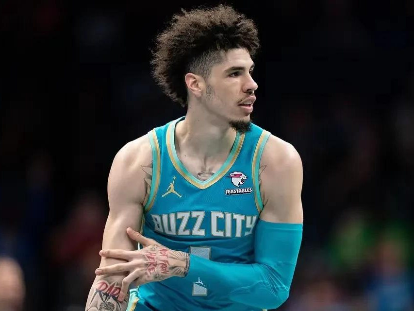 黄蜂客场击败马刺,赢得关键一战 黄蜂客场击败马刺,赢得关键一战