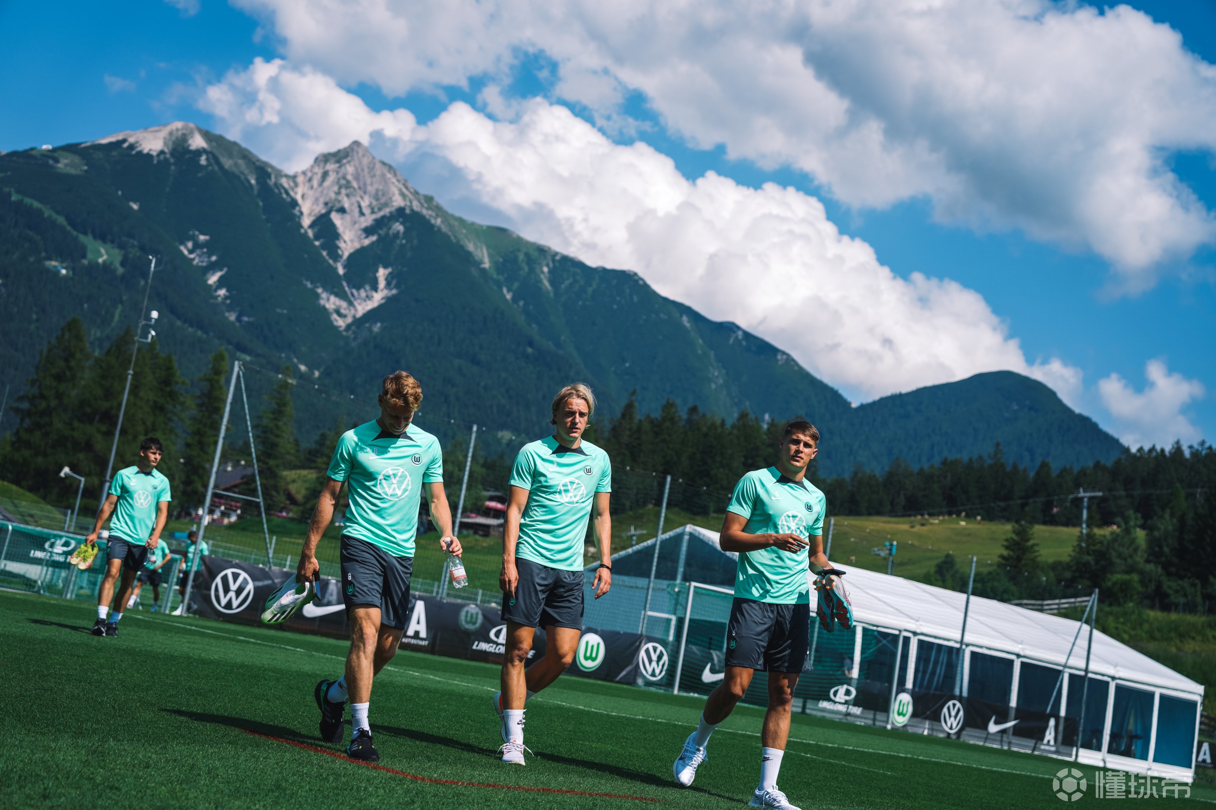 爱游戏入口-包含沃尔夫斯堡球队努力训练，备战下场比赛的词条