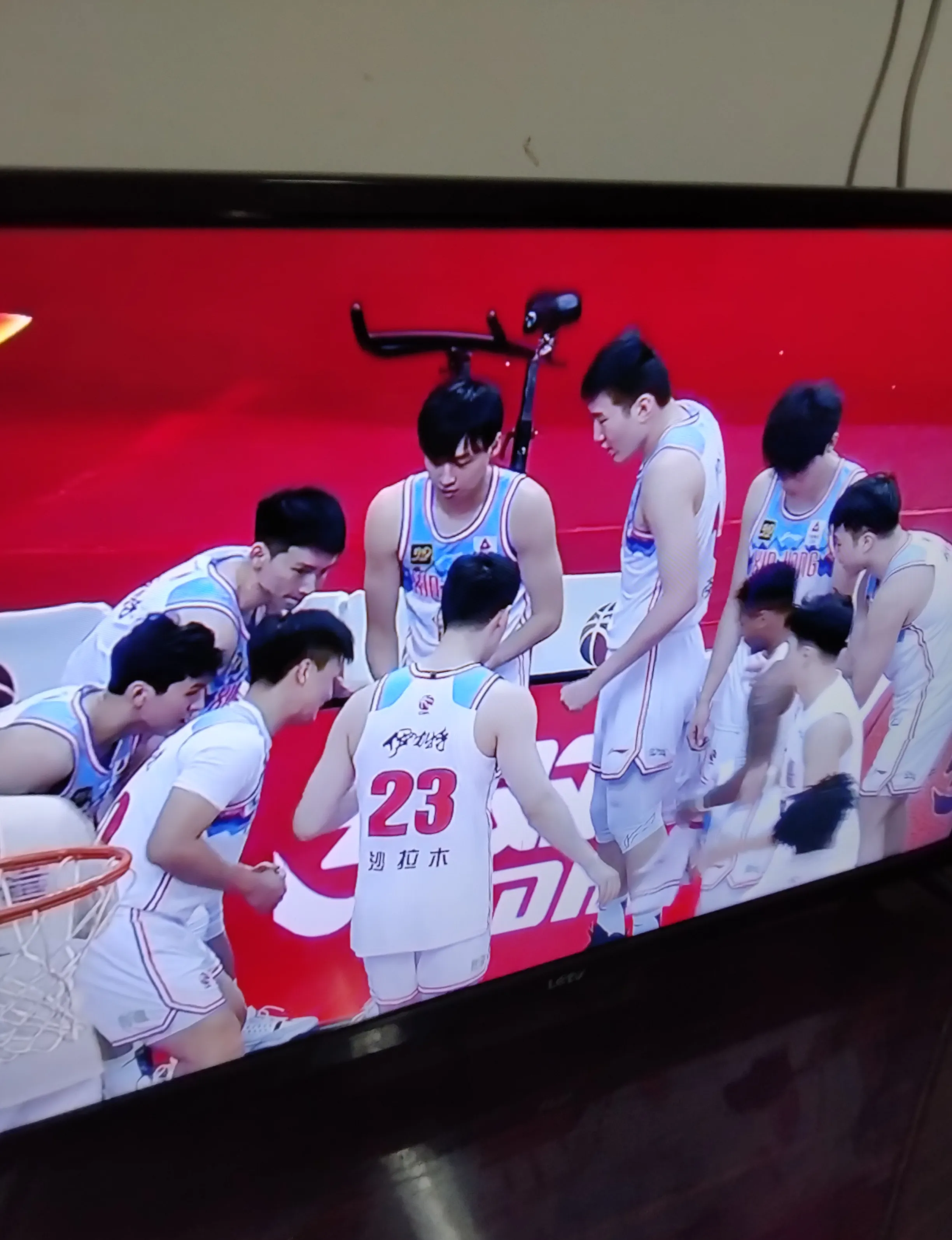 关于篮球杯赛复赛连番惊险，球员体能耗费大的信息