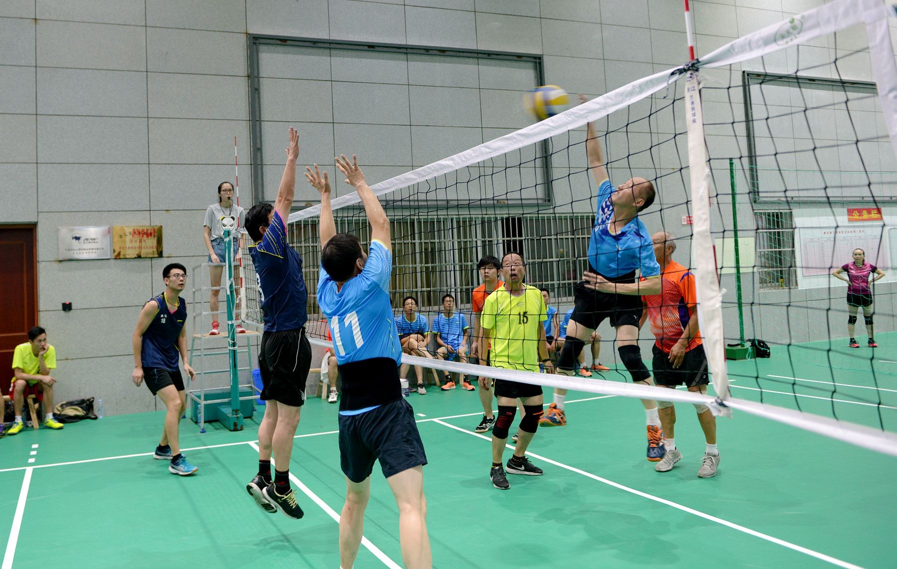 精彩进球连连，双方争夺胜利斗志昂扬的简单介绍