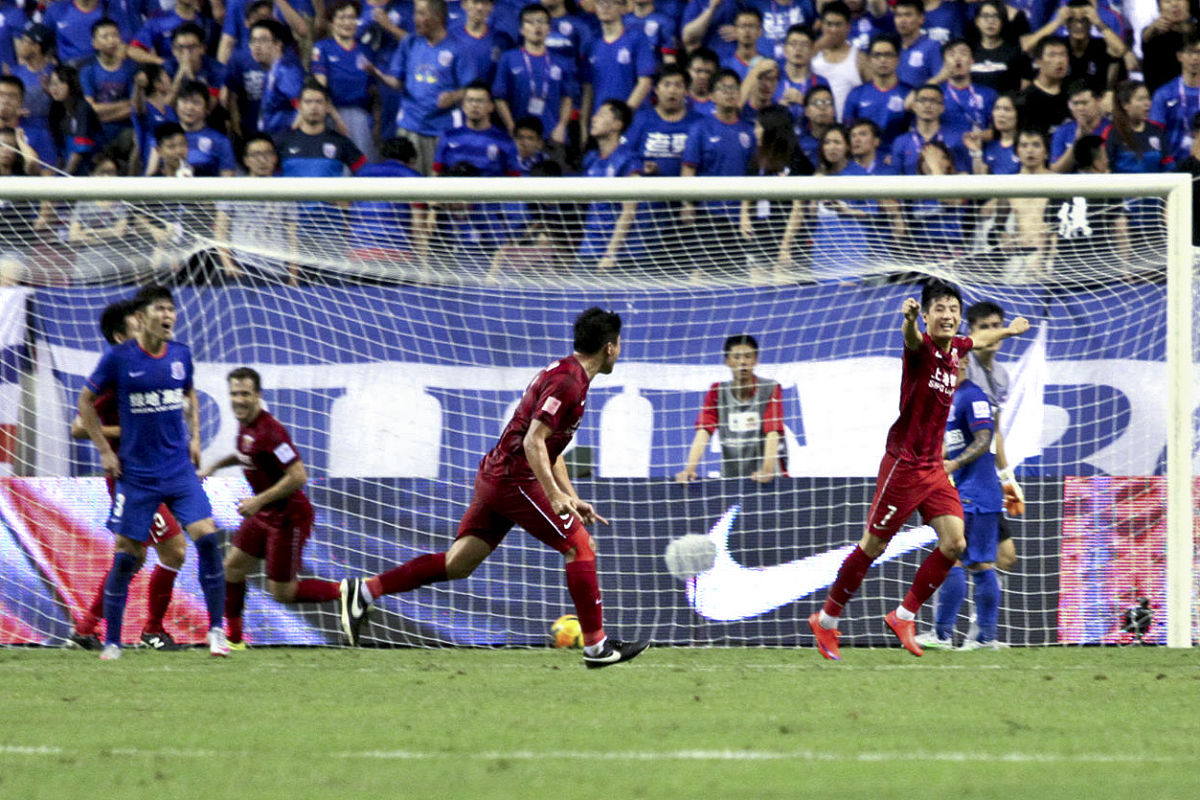 爱游戏网页版-关于激烈角逐引发观众狂热，足球场上对决无限精彩的信息