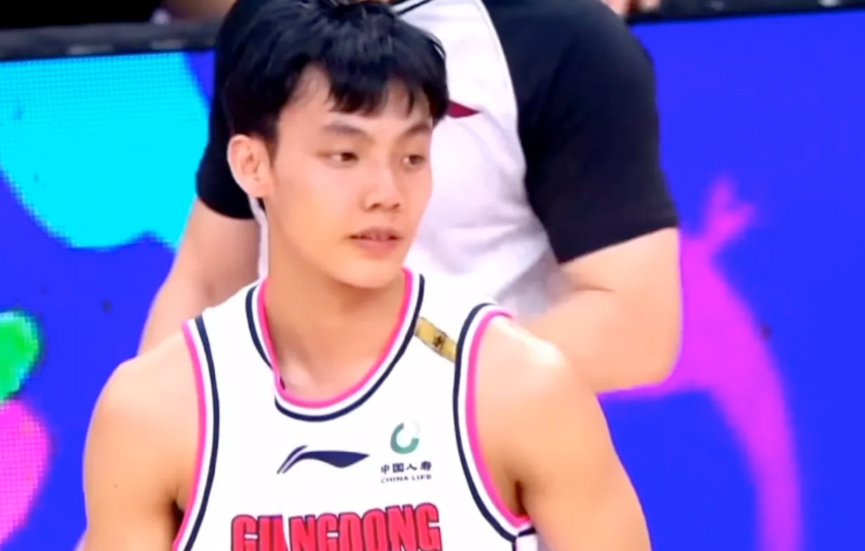 主教练点评比赛，球员战术变化频现