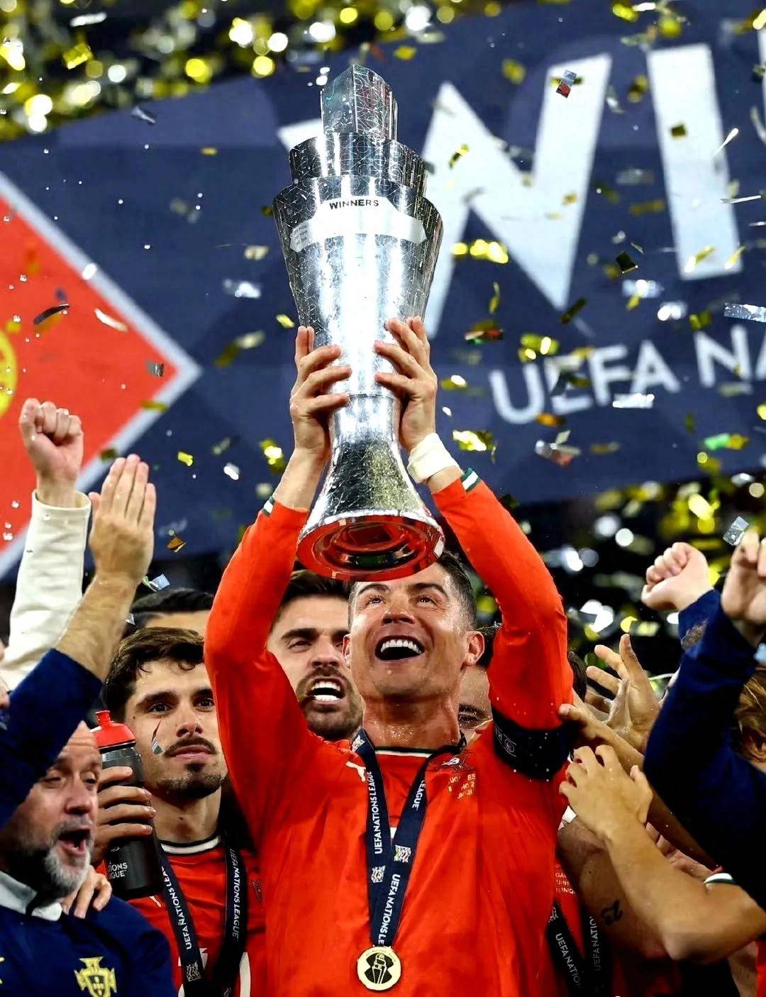 爱游戏入口-罗纳尔多在欧国联赛场上绽放光芒，带队晋级