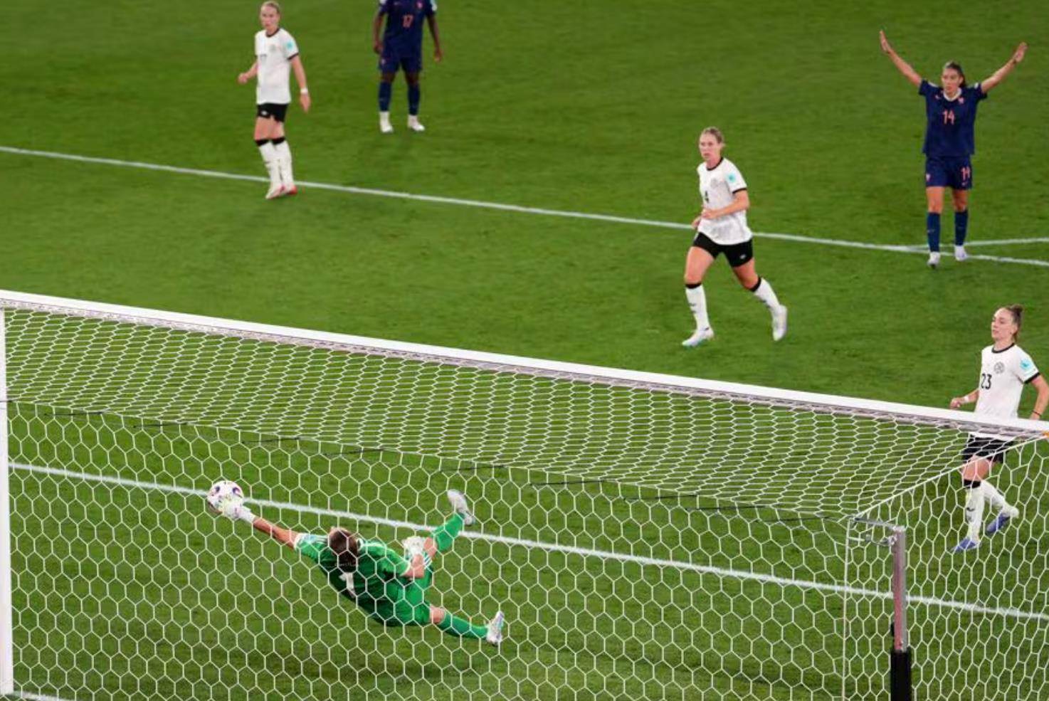 爱游戏在线-英格兰女足主场作战，全力备战四强对决的简单介绍