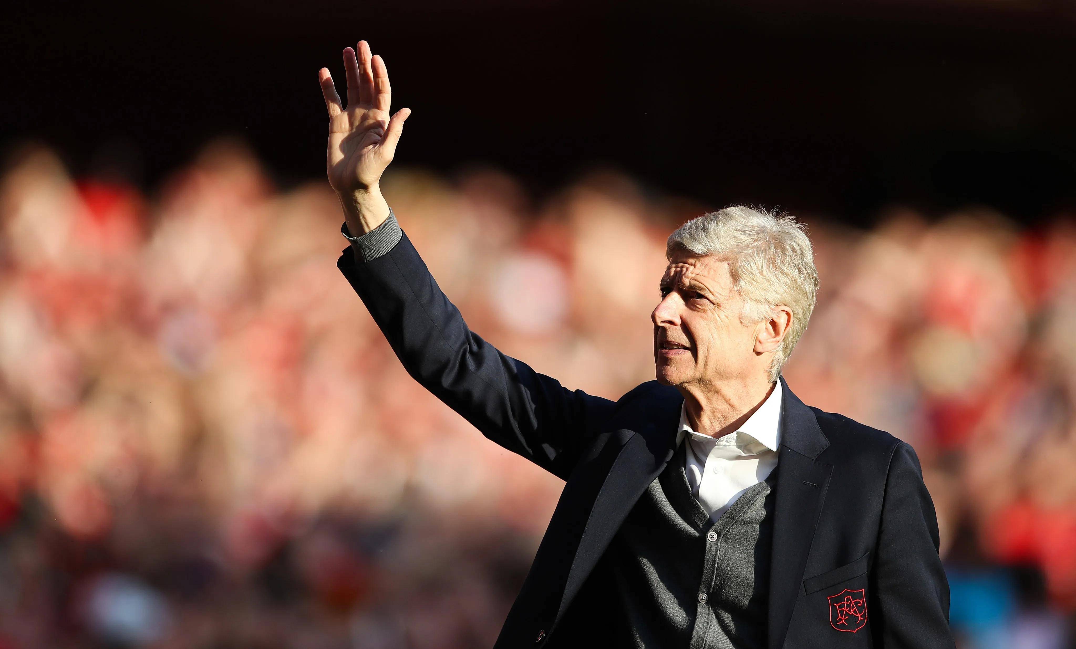 爱游戏中国官网-巴塞罗那球员图文奇斯赛后向对手致敬