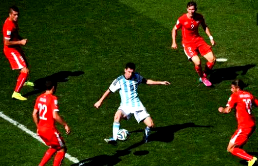 瑞士队在比赛场上展现出出色的防守表现 瑞士队在比赛场上展现出出色的防守表现