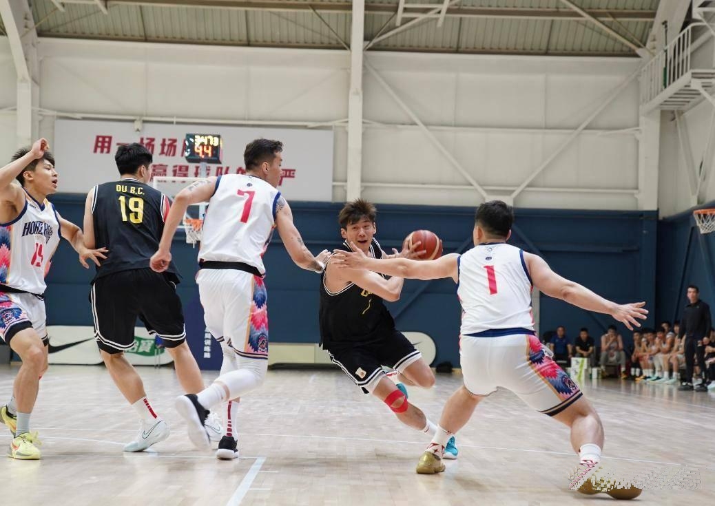 关于国内篮球锦标赛再掀热潮，各支队伍实力逐渐显现的信息