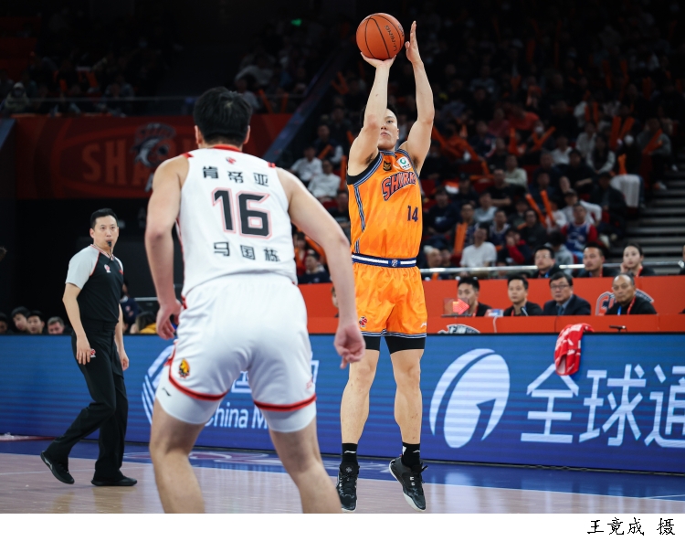 爱游戏登录-江苏男篮客场大战青岛，全队团结协作斩获胜利