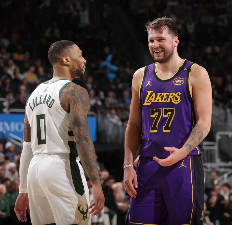 雄鹿与湖人交锋,双方争夺胜利 雄鹿与湖人交锋,双方争夺胜利