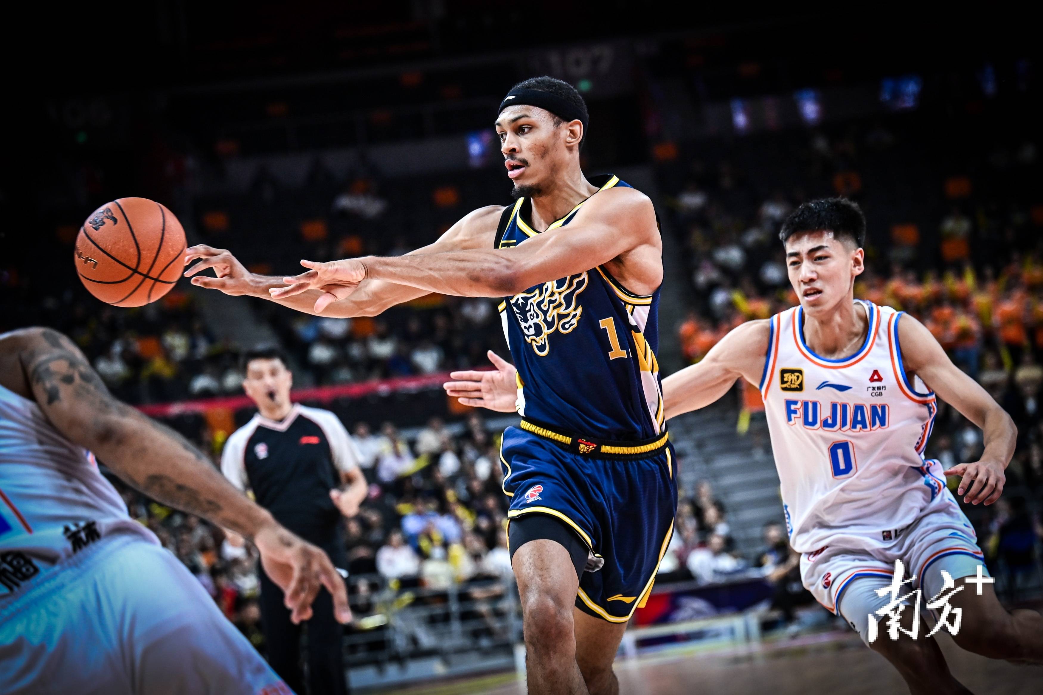 -湖南男篮客场战胜福建队，取得胜利