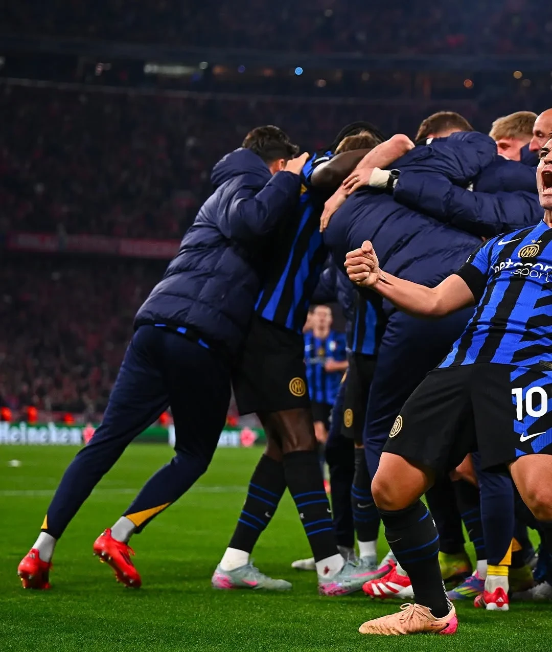 爱游戏官方入口-包含拜仁慕尼黑逆转AC米兰，取得关键胜利的词条