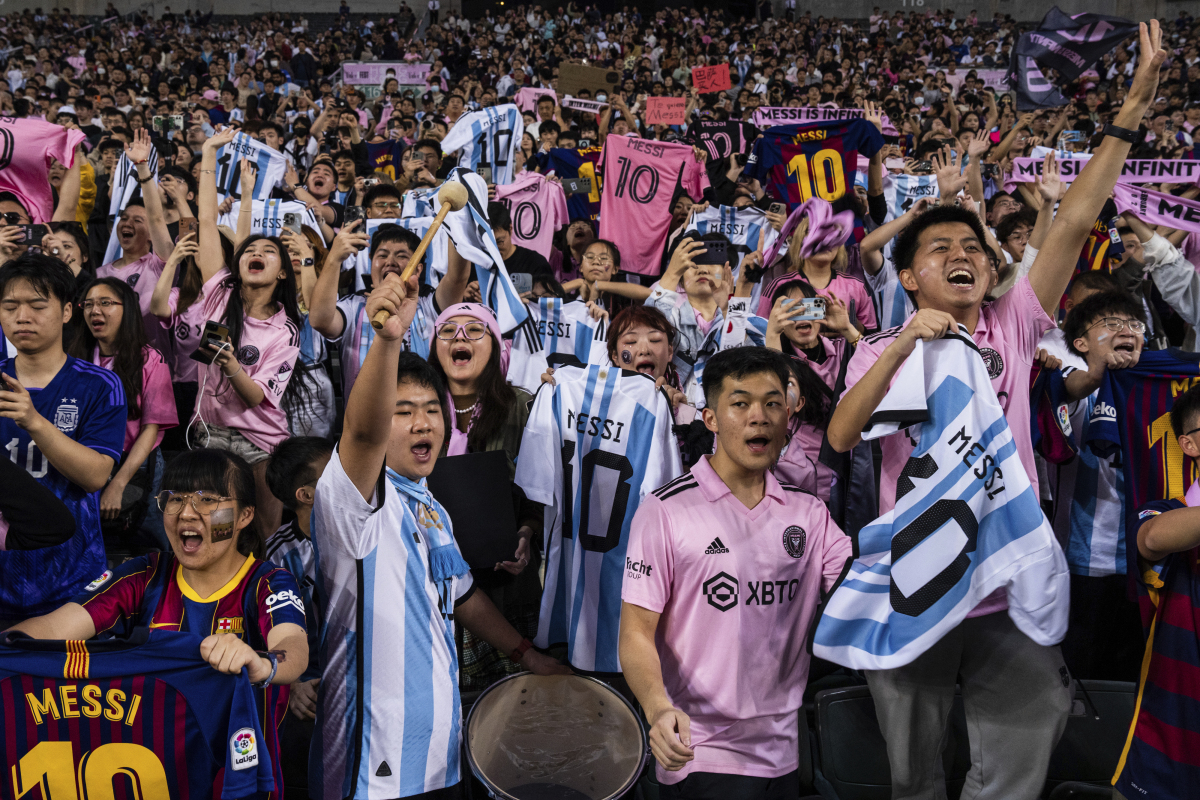 沙特篮球联赛新年开幕,球迷赛前热情欢呼的简单介绍 沙特篮球联赛新年开幕,球迷赛前热情欢呼的简单介绍