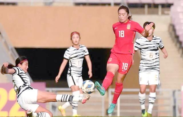 中国女足队员英勇奋战，赢得比赛肯定